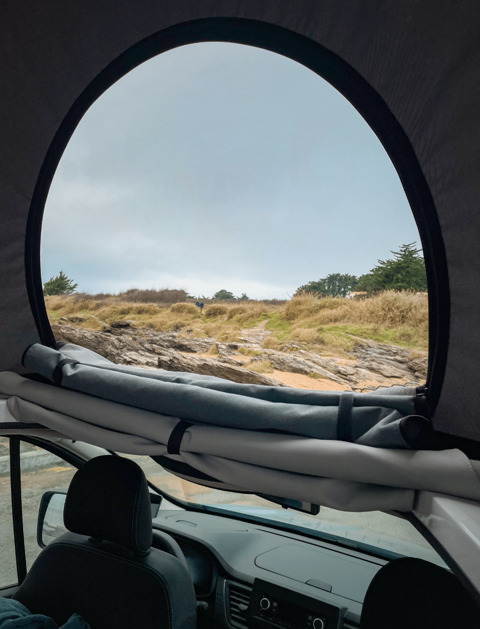 Vue de la côte atlantique depuis l'intérieur d'un van aménagé Hanroad.