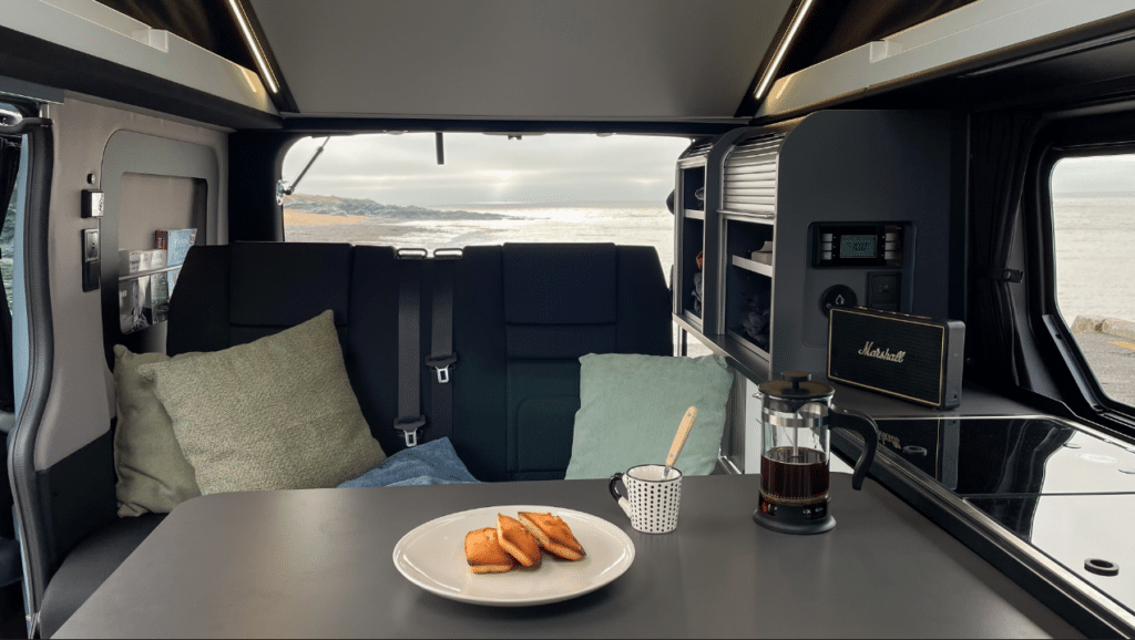 Vue de l'intérieur d'un van aménagé Hanroad, configuré en mode repas.
