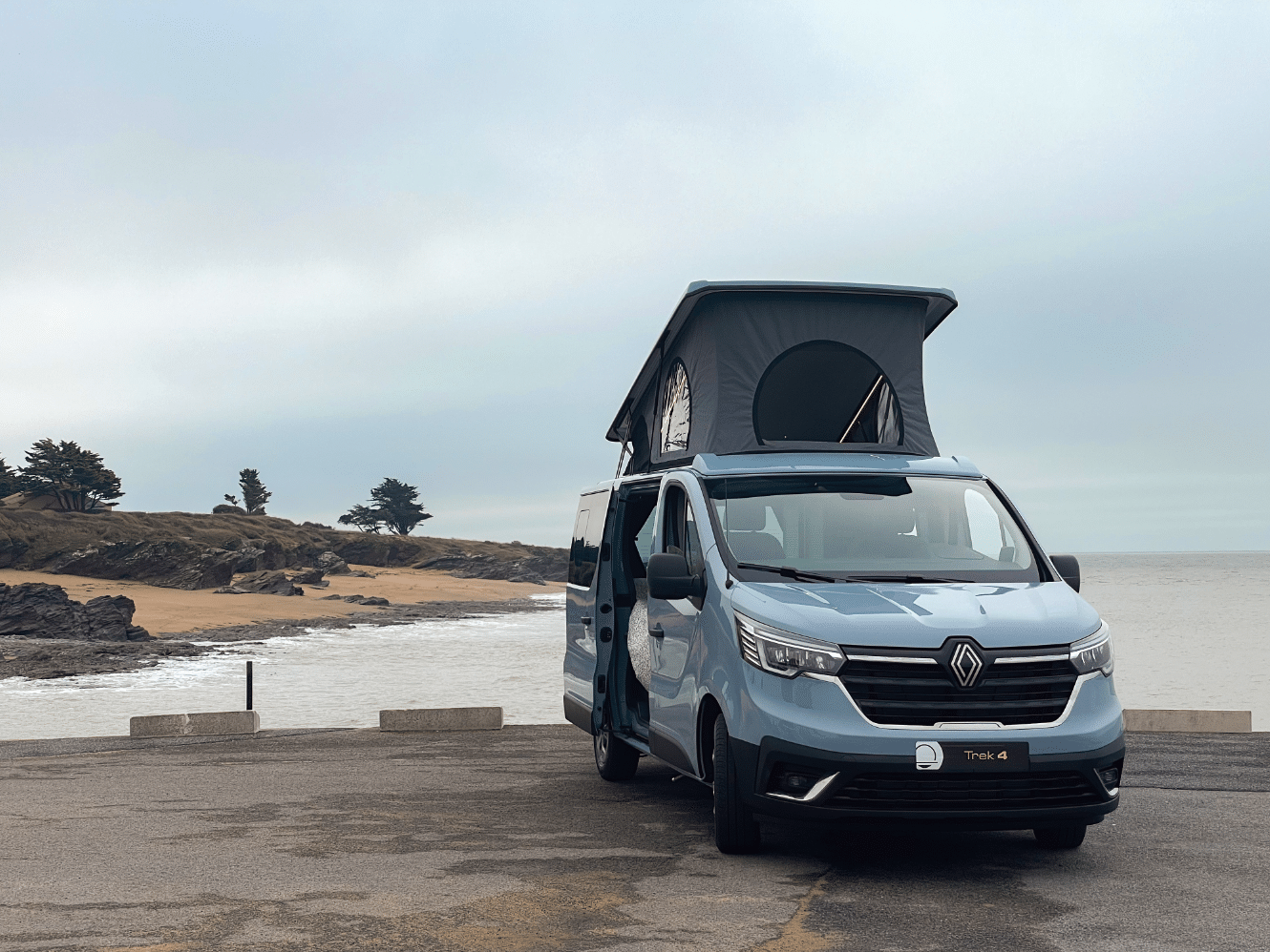 Van aménagé Hanroad avec vue sur la côte atlantique.
