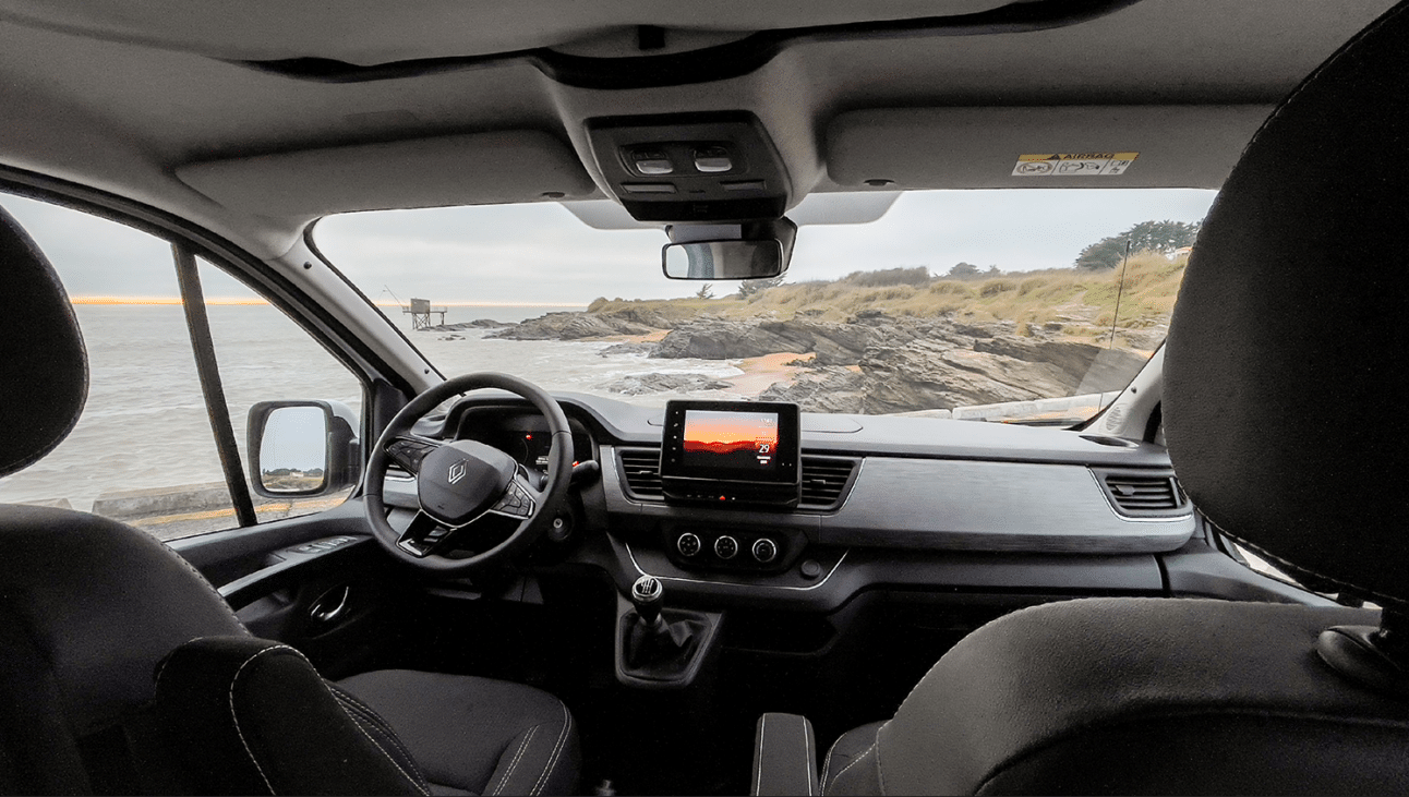 Habitacle d'un van aménagé Hanroad basé sur un Renault trafic.