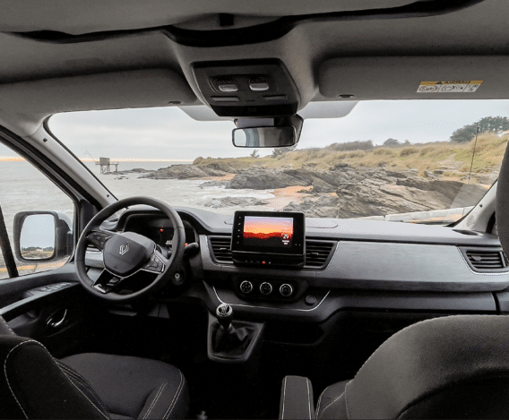 Habitacle d'un van aménagé Hanroad basé sur un Renault trafic.