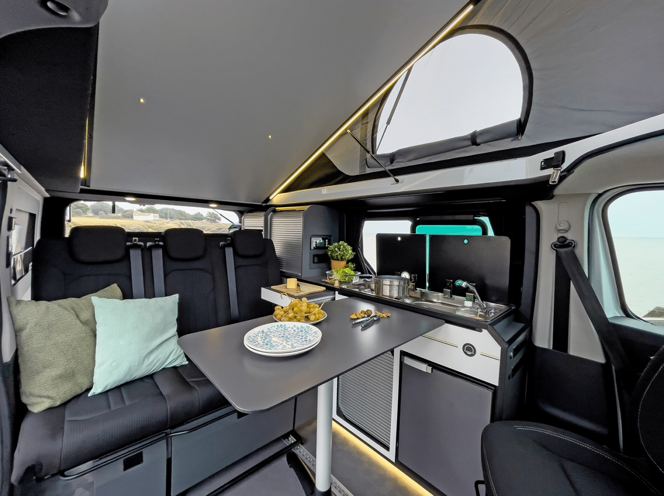 Intérieur d'un van aménagé Hanroad en configuration repas.
