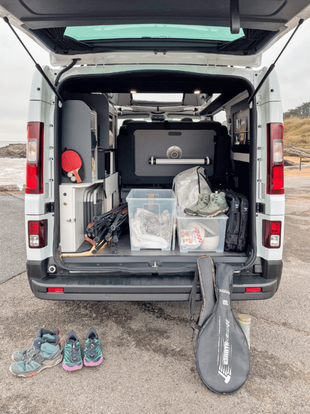 Soute XXL du van aménagé trek 5+XL chargé d'affaires de sport, de chaises, des vaisselles, etc...