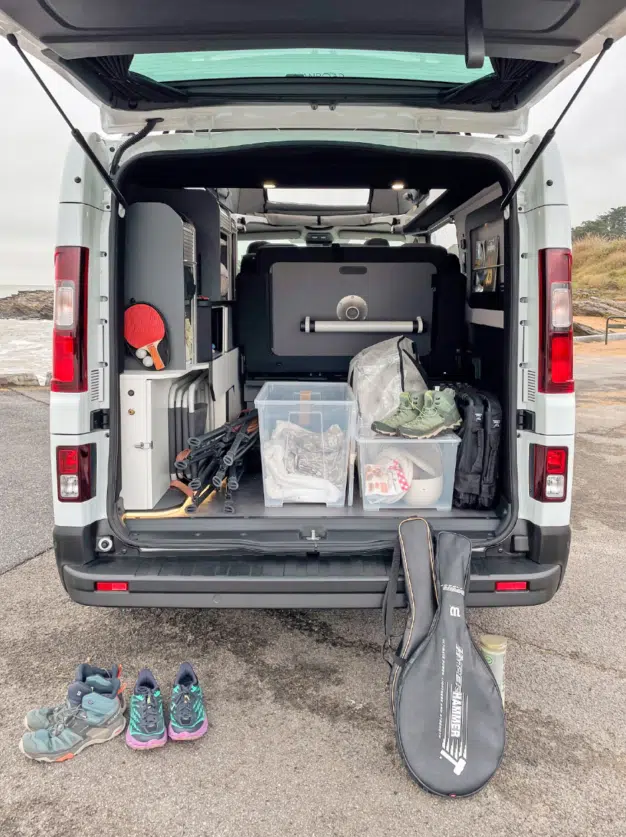 Soute XXL du van aménagé trek 5+XL chargé d'affaires de sport, de chaises, des vaisselles, etc...