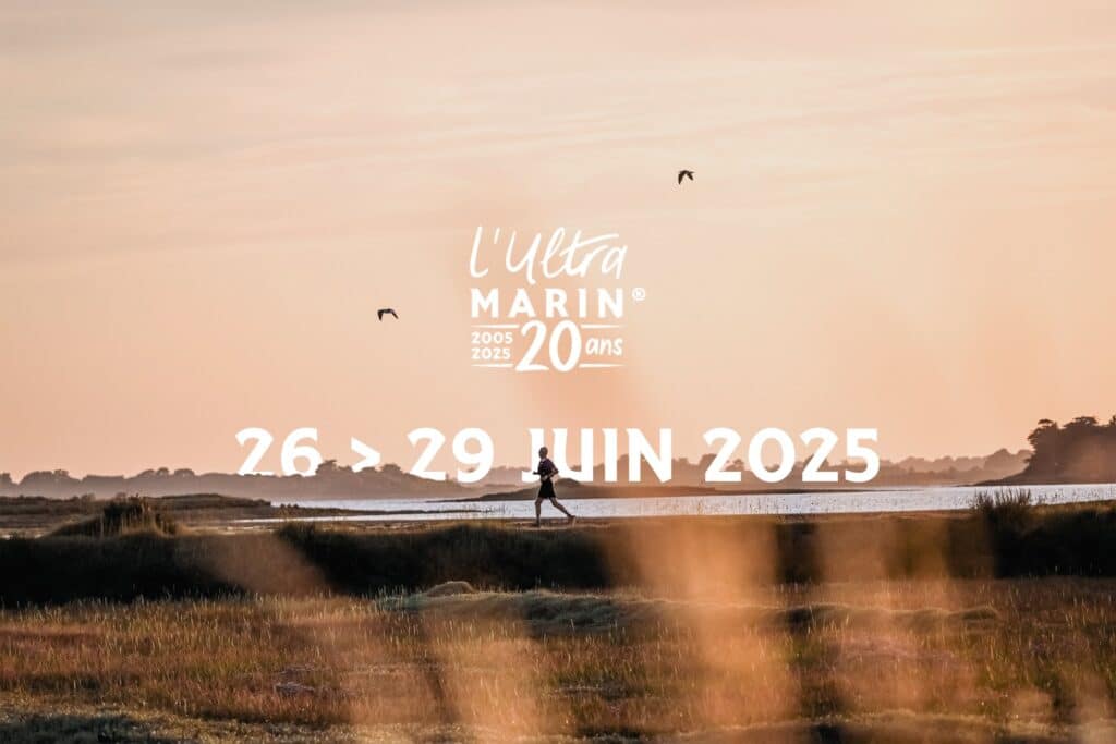Photo d'un coureur le long des côtes bretonnes avec le logo et les dates de l'Ultra-Marin.