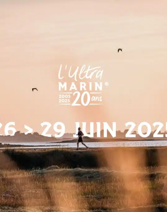 Photo d'un coureur le long des côtes bretonnes avec le logo et les dates de l'Ultra-Marin.