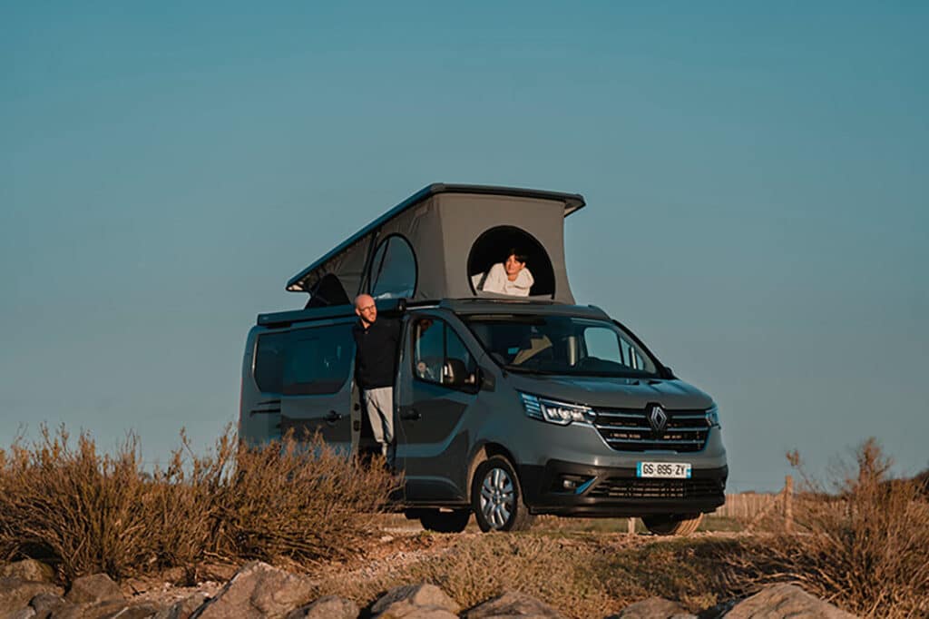 Couple de traileur se reposant dans leur van aménagé Hanroad.