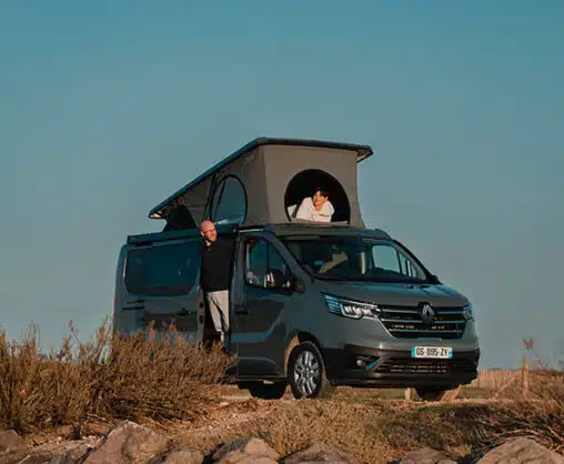 Couple de traileur se reposant dans leur van aménagé Hanroad.