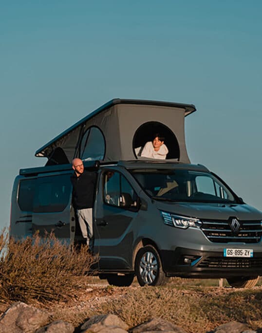 Couple de traileur se reposant dans leur van aménagé Hanroad.