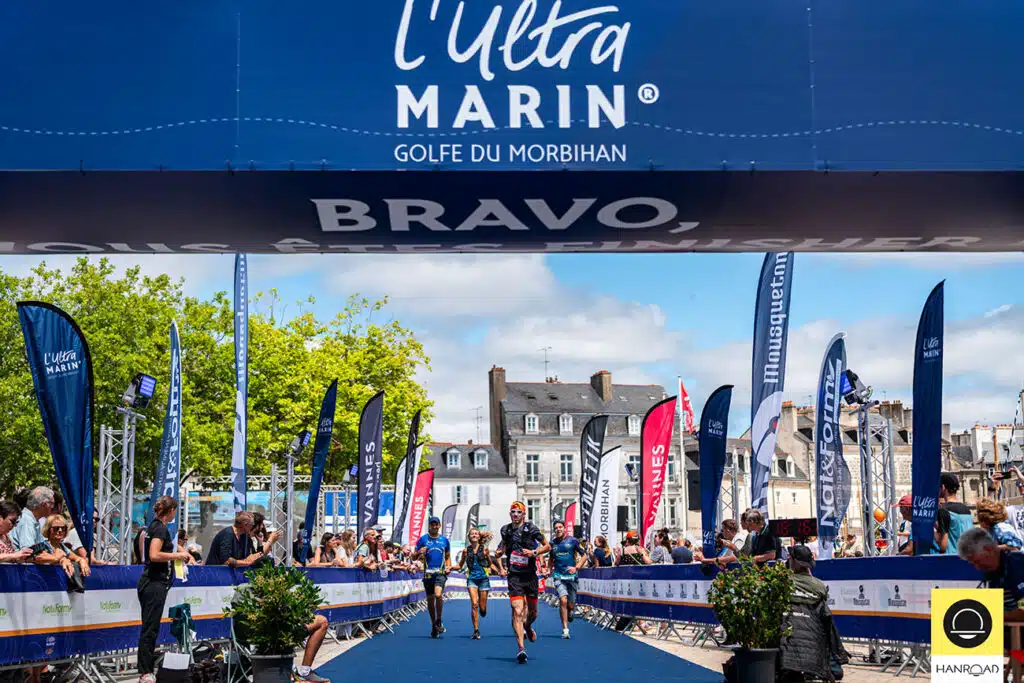 traileur courant sur la ligne d'arrivée de l'ultra marin sur le port de vannes