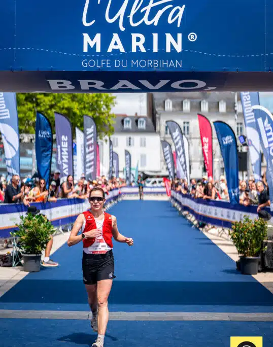 traileuse courant sur la ligne d'arrivée de l'ultra marin