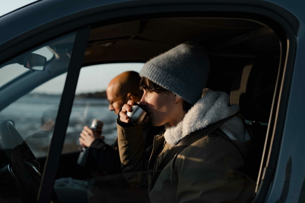 couple de vanlifers buvant un thé dans leur van aménagé hanroad
